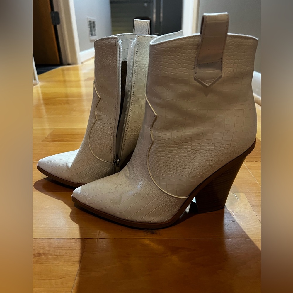Size 8.5 white crocodile print booties.
